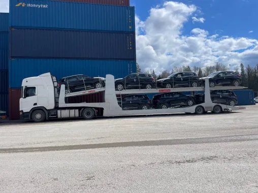 Two-axle car transport semi-trailer suitable for the Middle East