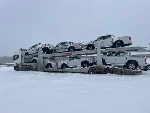 Two-axle car transport semi-trailer suitable for the Middle East