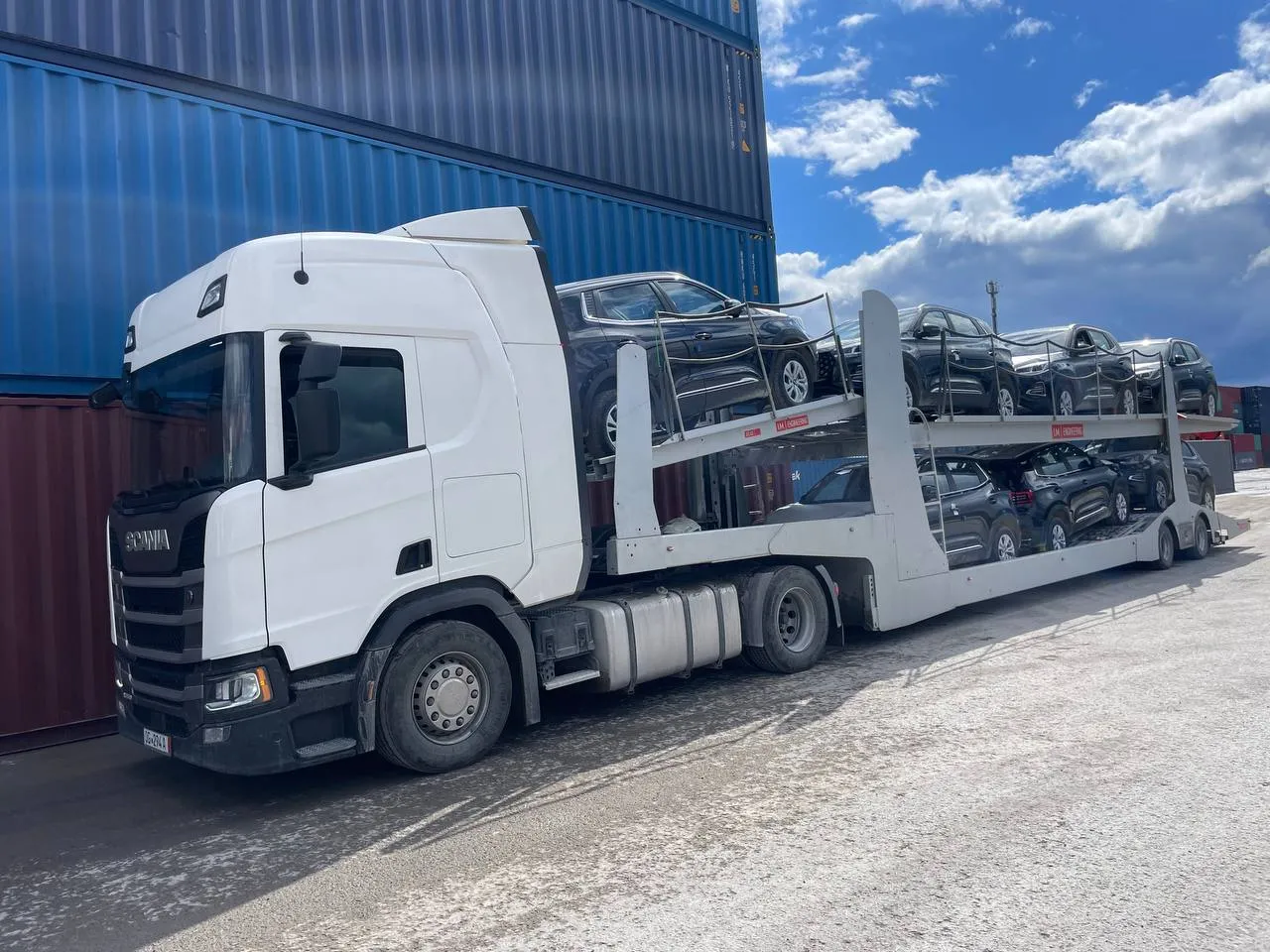Two-axle car transport semi-trailer suitable for the Middle East